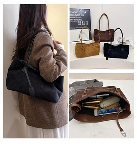 Vue intérieure montrant la grande capacité du sac fourre-tout en daim pour les objets