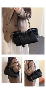 Détail du sac cabas en daim noir avec fines bandoulières et pendentif décoratif chic