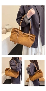 Trois perspectives du sac fourre-tout en daim marron avec lanières en cuir et boucle