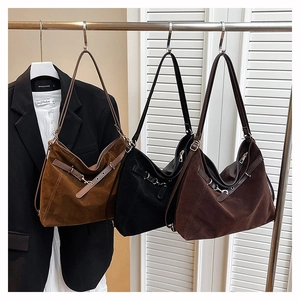 Borsa tote grande in pelle scamosciata con fibbia in metallo e tracolla regolabile tre colori