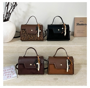 Detail van vintage baguette tassen met kralenkwastjes in diverse texturen en kleuren