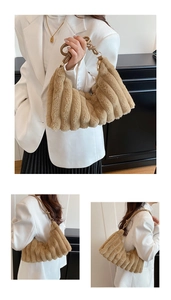 Détail du sac à bandoulière en peluche marron clair avec plis verticaux et boucles dorées