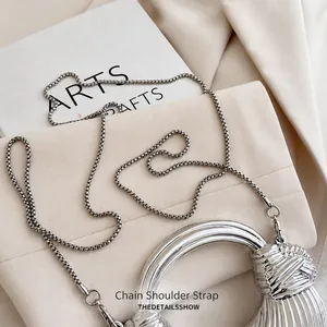 Nahaufnahme der silbernen Kette und Metalltextur einer luxuriösen Muscheltasche