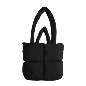 Bolso tote acolchado negro con costuras cuadradas y correas de hombro versátiles