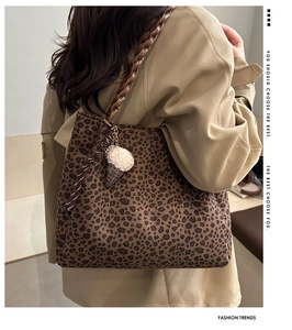 Détail du sac cabas léopard avec bandoulière tressée et breloque peluche glace