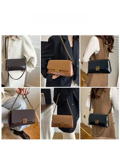 Drei elegante Schultertaschen aus Leder mit goldenen Schnallen an Models gezeigt