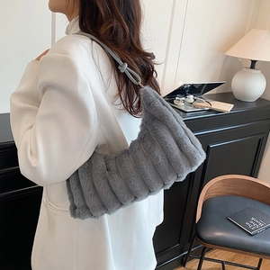 Sac à bandoulière gris en peluche avec rayures matelassées et bandoulière en cuir à nœuds