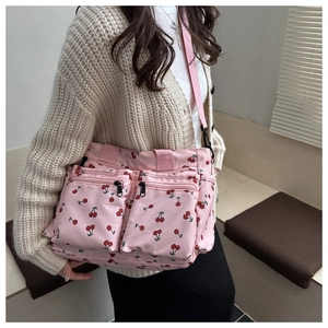 Borsa a tracolla rosa in nylon con motivo ciliegie e tasche multiple con zip