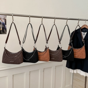Sacs à bandoulière rétro léopard en marron, noir et beige avec texture en daim