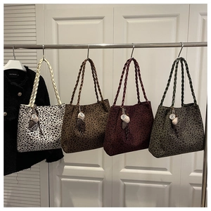 Détails de quatre sacs fourre-tout à imprimé léopard en plusieurs couleurs avec lanières