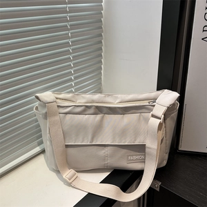 Sac bandoulière minimaliste beige en nylon résistant avec bandoulière réglable
