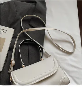 Detailansicht des glatten, langen Schultergurts an einer weißen Vintage-Handtasche