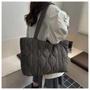 Nahaufnahme der gesteppten Tragetasche in Dunkelgrau mit weichem Nylon-Material