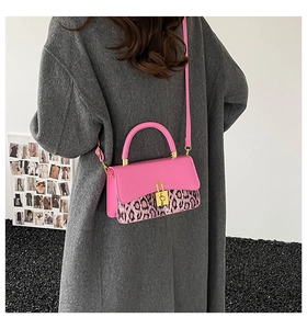 Détail du sac fuchsia avec rabat imprimé léopard et boucle métallique dorée chic