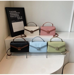 Cinq sacs bandoulière minimalistes déclinés en crème, rose, noir, bleu et vert pastel