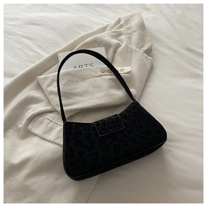Detailansicht der schwarzen Leopardenmuster-Samttextur dieser Vintage-Baguette-Tasche