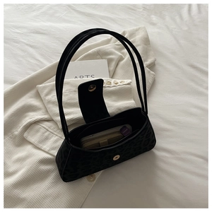 Detail der Innenausstattung und des Magnetverschlusses dieser Schultertasche mit Leopardenmuster