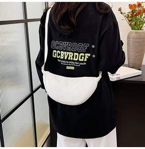 Πίσω όψη λευκής νάιλον τσάντας χιαστί σε σχήμα μισοφέγγαρου φορεμένη από ένα μοντέλο