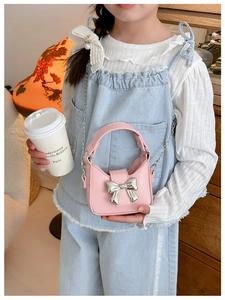 Dettaglio della borsa rosa per bambina in pelle PU con fiocco argento e catena in metallo