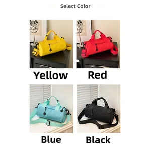 Collage de mini sacs polochons cylindriques en jaune, rouge, bleu clair et noir