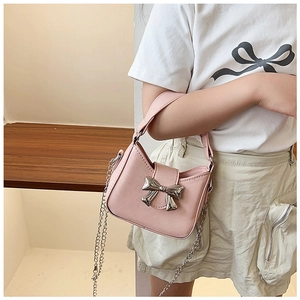Dettaglio mini borsa rosa per bambina con fiocco argento e tracolla a catena