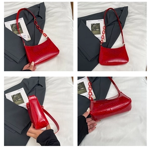 Vue détaillée du sac à bandoulière rouge avec gaufrage serpent et bandoulière à chaîne