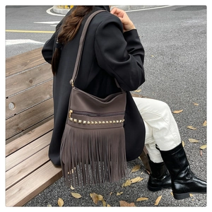 Sac bandoulière vintage marron à franges avec rivets dorés et cuir mat pour femme