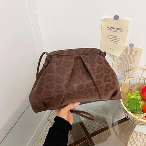 Sac à bandoulière léopard marron avec design plissé et texture en daim mat
