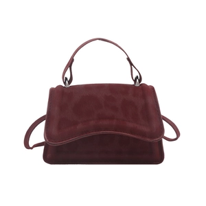 Borsa a tracolla minimalista in pelle scamosciata bordeaux con texture leopardata