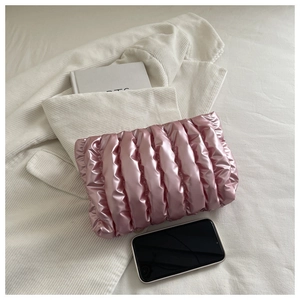Pochette trapuntata rosa metallizzato con pieghe verticali e imbottitura soffice