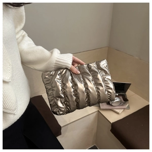 Dettaglio borsa a nuvola trapuntata oro champagne in tessuto nylon metallizzato