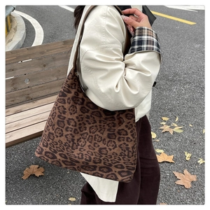 Outdoor-Streetstyle-Aufnahme der großen Shopper-Tasche mit dunkelbraunem Leopardenmuster