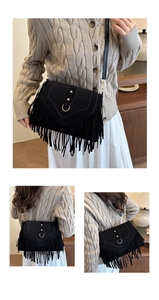 Détails du sac bohème noir à franges avec clous dorés et texture en suédine