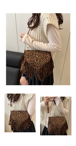 Détail du sac bandoulière léopard avec longues franges et anneau doré sur rabat en daim