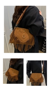 Détails du sac à bandoulière bohème marron à franges avec clous dorés et suède