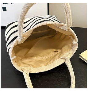 Détail du sac cabas en toile rayée avec poche intérieure zippée sécurisée et doublure textile