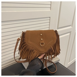 Sac bandoulière bohème en daim marron avec détails dorés et ornements à franges