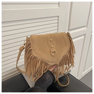 Sac bandoulière bohème en daim camel avec longues franges et détails dorés brillants