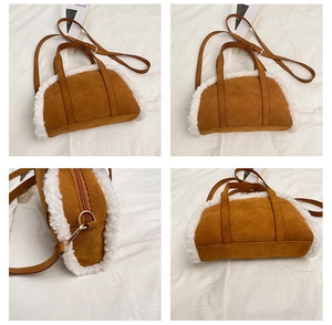 Détail du sac en daim marron avec bordure en laine blanche et finitions dorées