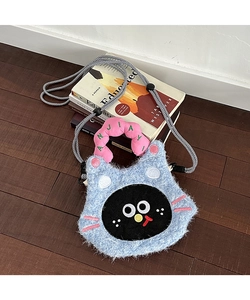 Détail du sac chat bleu en peluche avec poignée brodée et bandoulière en corde tressée