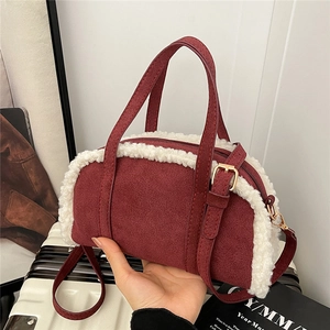 Sac rétro bordeaux en daim avec bordure peluche blanche et bandoulière pour le quotidien