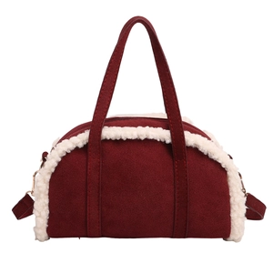 Sac oreiller rétro en daim bordeaux avec bordure en fourrure blanche et deux poignées