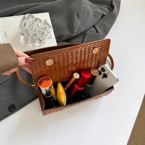 Detailansicht der geflochtenen Tasche mit Platz für Handy und Kosmetikartikel