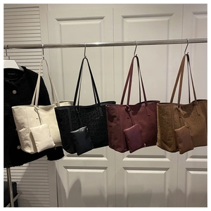 Große Shopper-Taschen mit Leopardenmuster und einfarbige Designs mit passenden Etuis