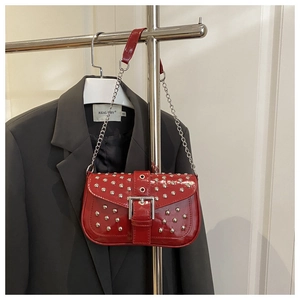 Détails du sac à bandoulière en cuir verni rouge style punk avec rivets et boucle en métal