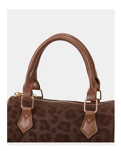 Primer plano de textura terciopelo leopardo y hebilla dorada en bolso marrón