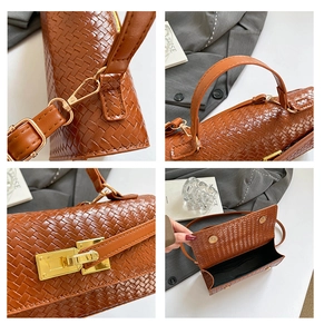Dettaglio della borsa intrecciata marrone con finiture dorate e fodera interna