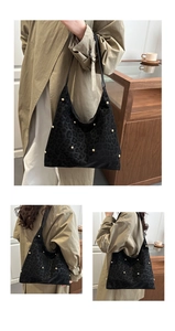 Detailansicht der großen Hobo-Tasche mit Leopardenmuster, Goldnieten und schwarzem Gurt