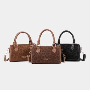 Tres elegantes bolsos de mano con estampado de leopardo en gamuza sintética café