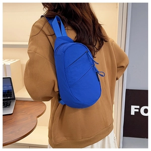 Sac de poitrine bleu en nylon avec poches zippées multiples et bandoulière réglable
